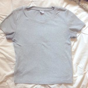 Aritzia’s Wilfred Free Go-to t-shirt in light grey, size small